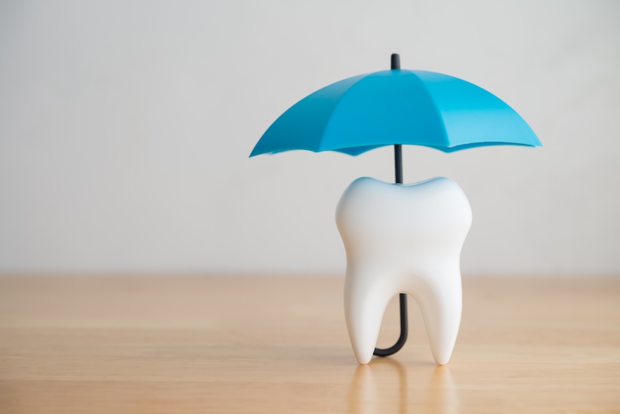 umbrella over tooth for dental coverage with dental insurance or dental savings plan